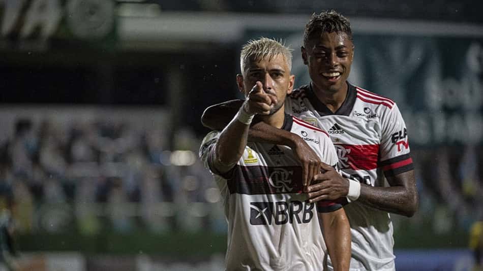 Flamengo vence o Goiás, alivia pressão e diminui distância para o líder