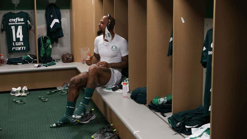 Bastidores da volta: Felipe Melo compenetrado e Palmeiras arrojado