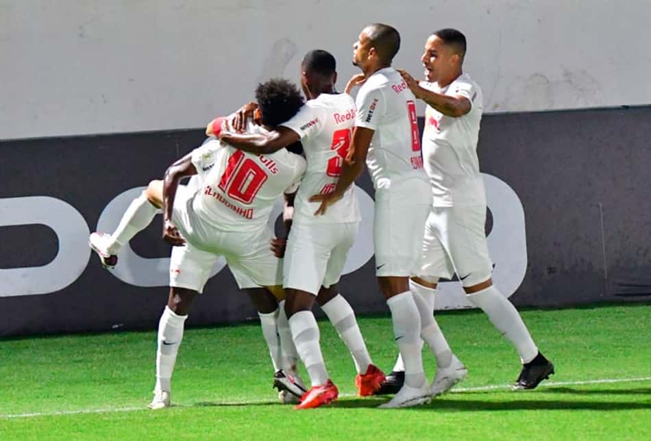 Claudinho decide e entra na disputa pela liderança do Brasileirão