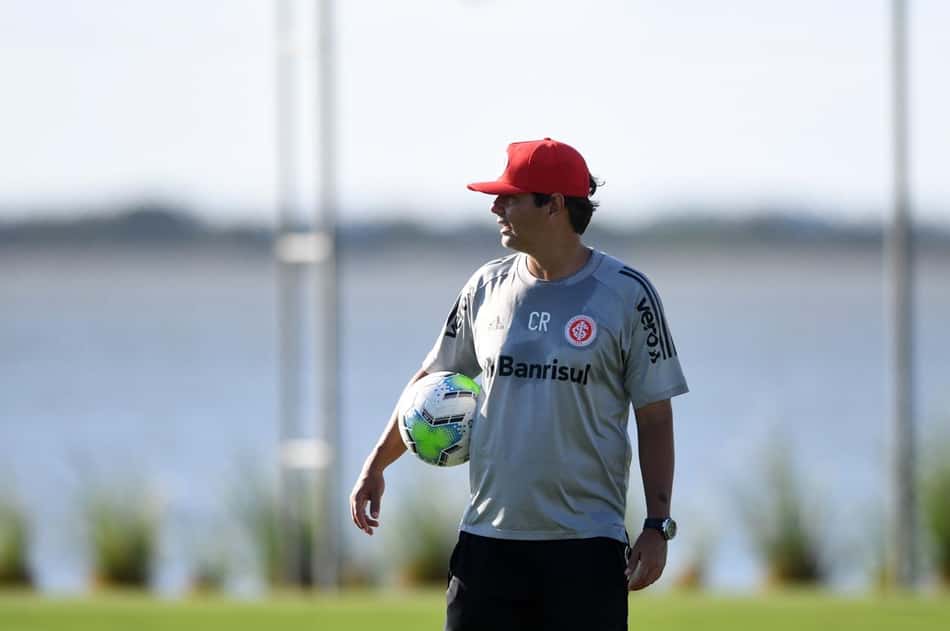 Após assumir a liderança com goleada, Abel exalta preparação física do Internacional