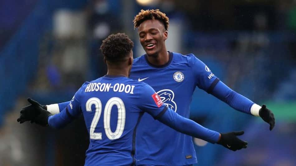 Abraham marca três, e Chelsea vence o Luton pela Copa da Inglaterra
