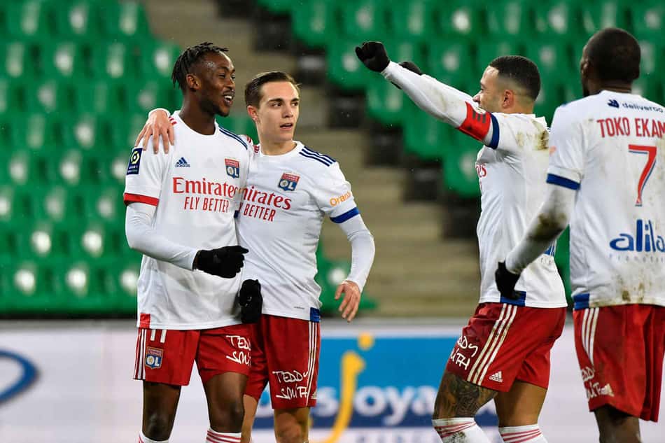 Francês: Lyon goleia o Saint-Étienne fora de casa, e segue na cola do PSG