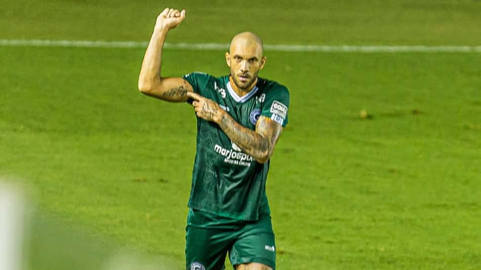 Com titulares, Santos sofre apagão, perde de virada para o Goiás em casa e se afasta do G6 do Brasileirão