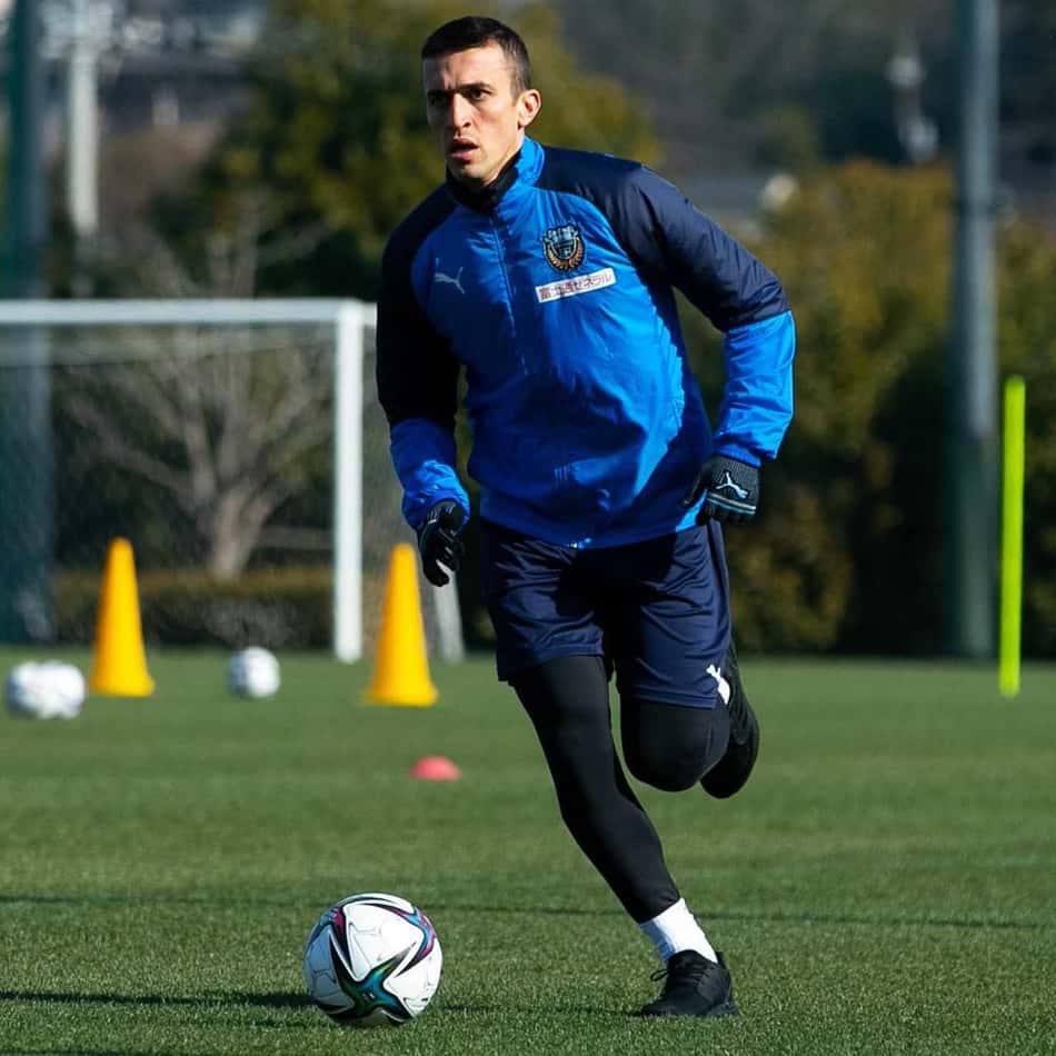 Atual campeão da J-League, Kawasaki Frontale acerta com o meio-campista João Schmidt