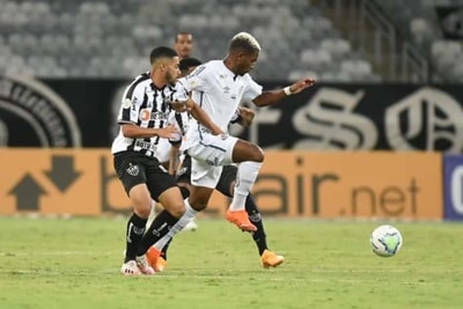 Renyer comemora volta ao Santos dez meses após cirurgia