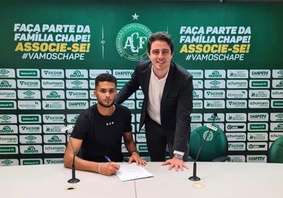 Zagueiro da base da Chapecoense renova contrato até 2023: 'Sensação única'