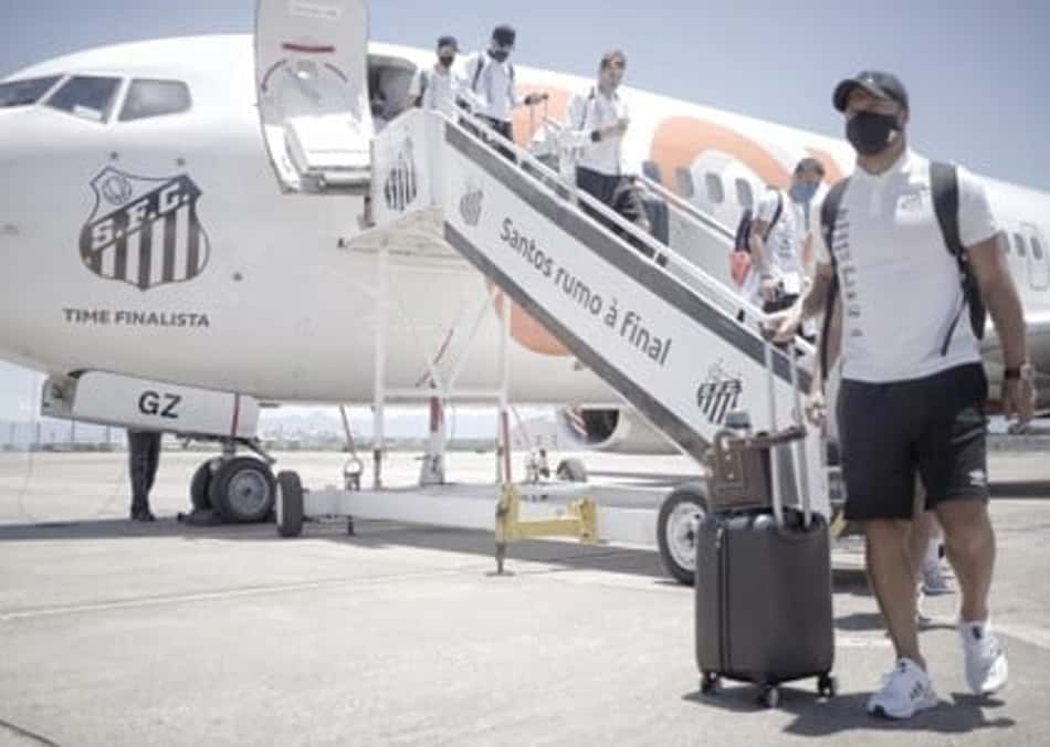 Com apoio da torcida, Santos embarca para a final da Libertadores