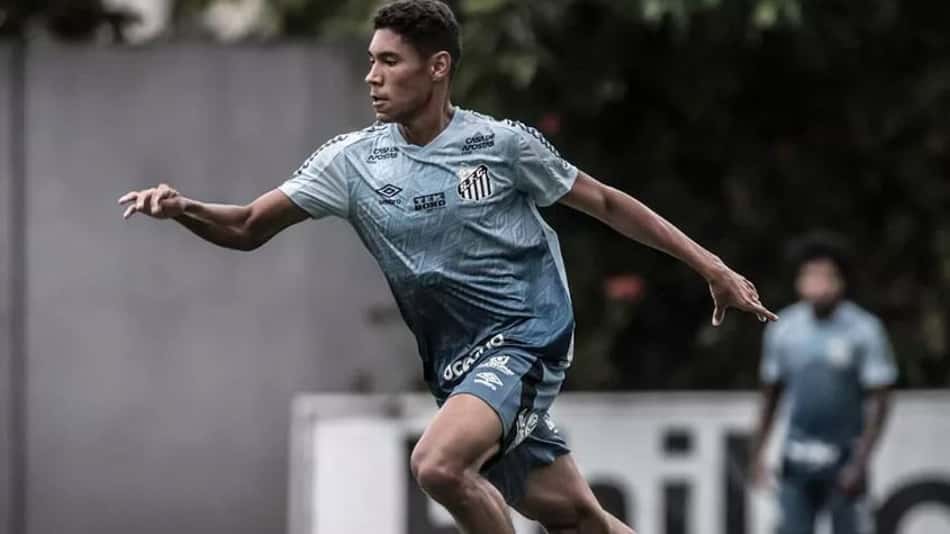 Kaio Jorge volta a ser relacionado no Santos e Balieiro deve substituir Alison na Libertadores