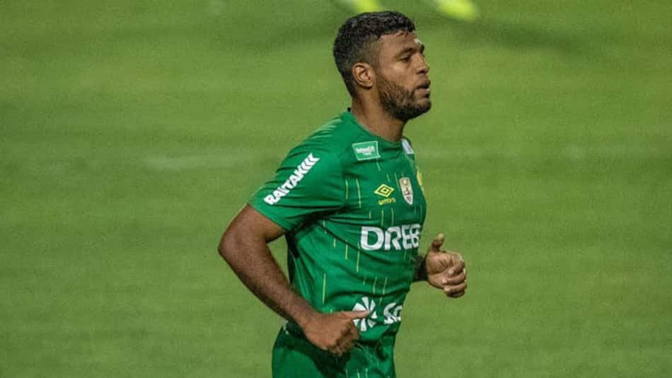 Botafogo tem interesse em Auremir, volante do Cuiabá
