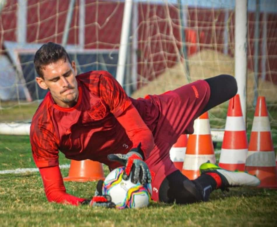 Goleiro fala sobre estreia pelo CRB e aguarda definição de contrato