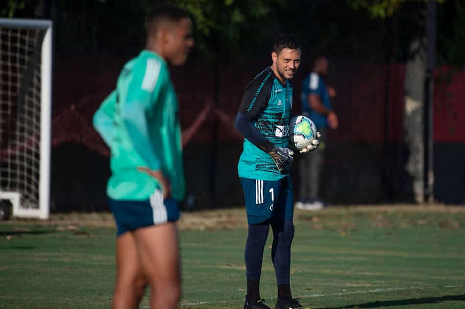 Diego Alves trabalha com o grupo do Flamengo pela primeira vez após lesão