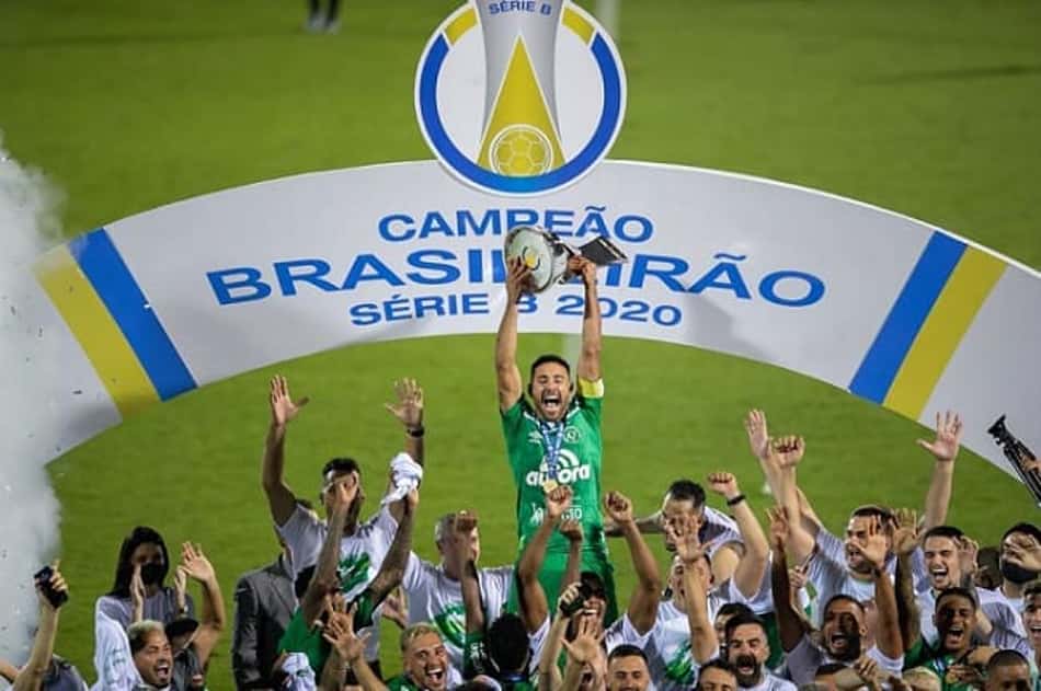 Alan Ruschel relembra título nacional inédito na Chape: 'Superei dificuldades e provei meu valor'