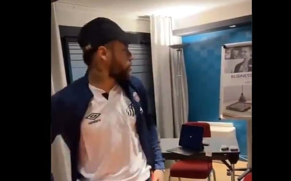 Neymar fica irritado após derrota do Santos e Gabriel Jesus cobra aposta