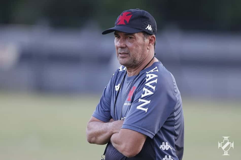 Corinthians encaminha acordo com Luxemburgo; técnico deve comandar treino antes da decisão na Libertadores