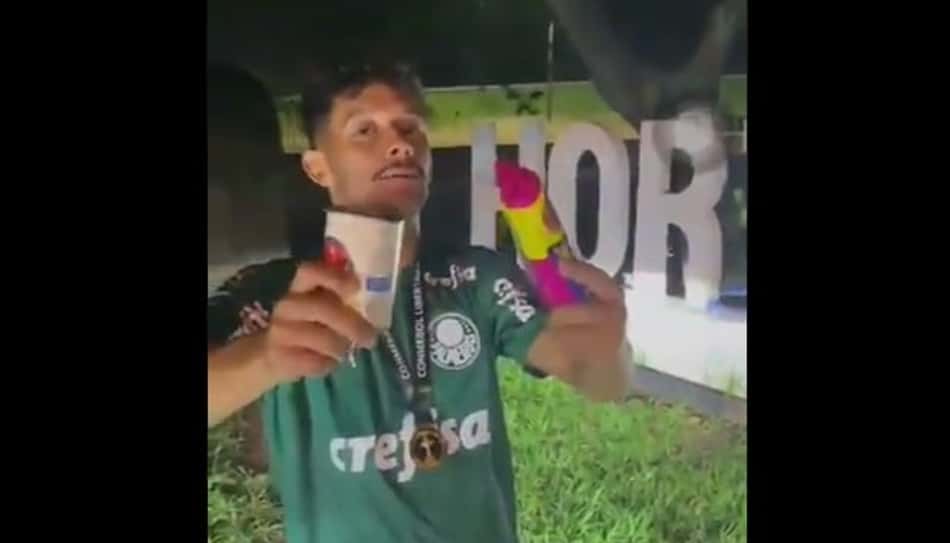 Gustavo Scarpa comemora título de forma inusitada e acaba parado pela polícia: 'São santistas, certeza'