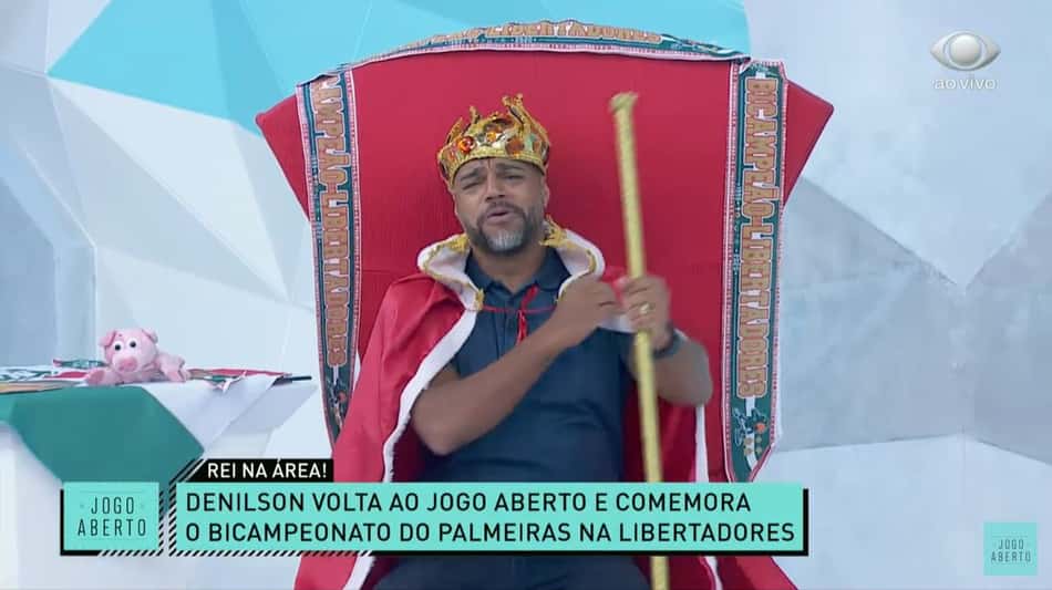 Denílson se veste de rei para comemorar bicampeonato da Libertadores do Palmeiras