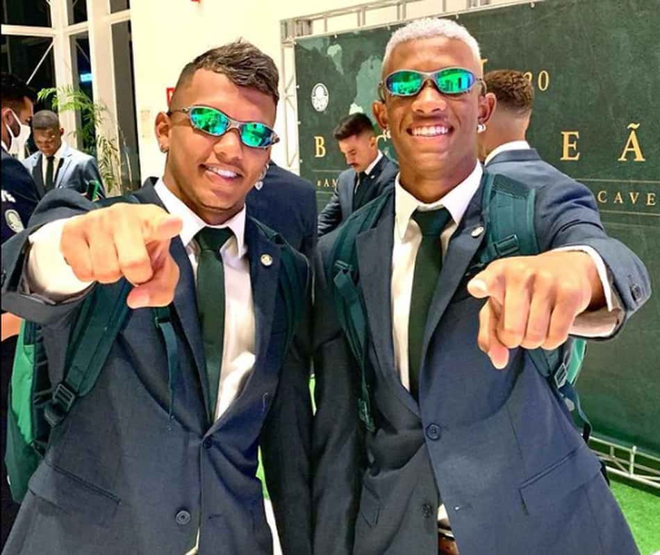 Em voo fretado e de terno especial, Palmeiras viaja para o Mundial de Clubes