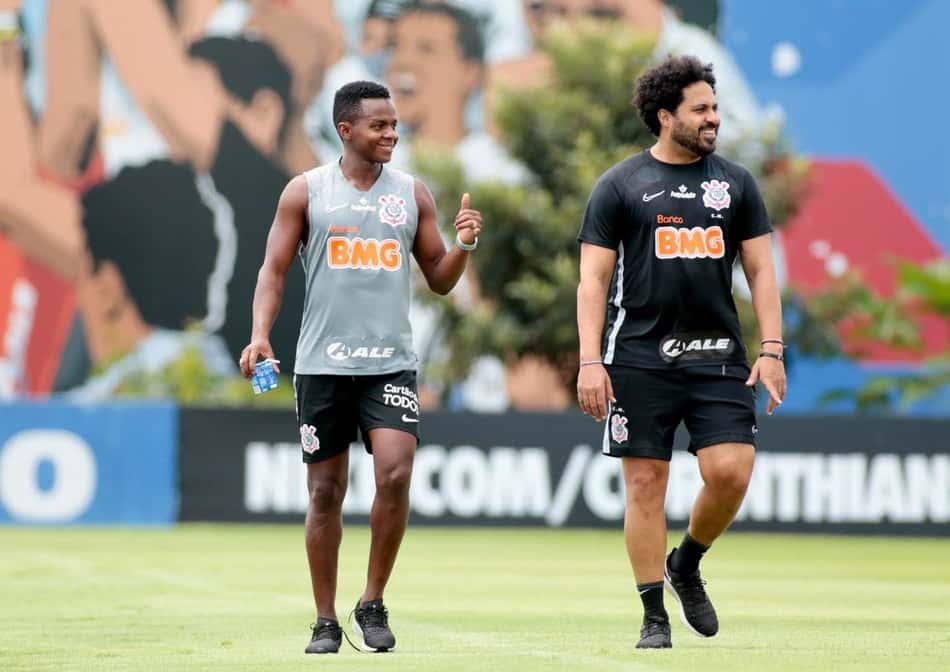 Cazares aparece em treino, mas Corinthians não estipula prazo para o retorno do meia