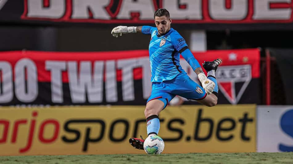 Goleiro Jean marca, Santos empata com o Atlético-GO e se complica na luta por vaga na Libertadores