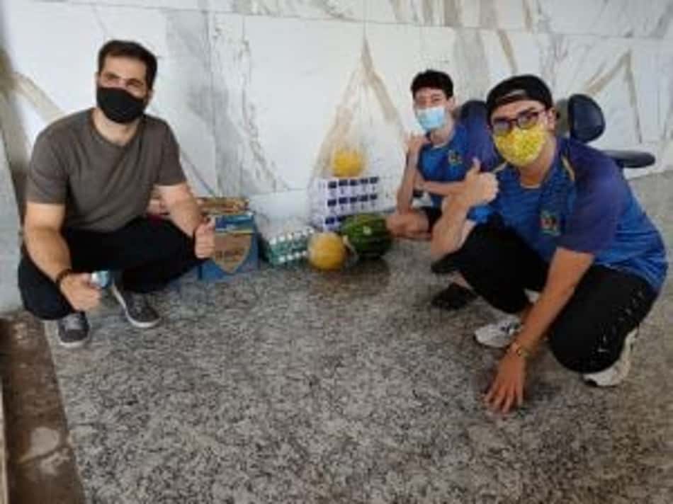 Jogadores daJogadores da Rensga entregam doações da Play do Bem