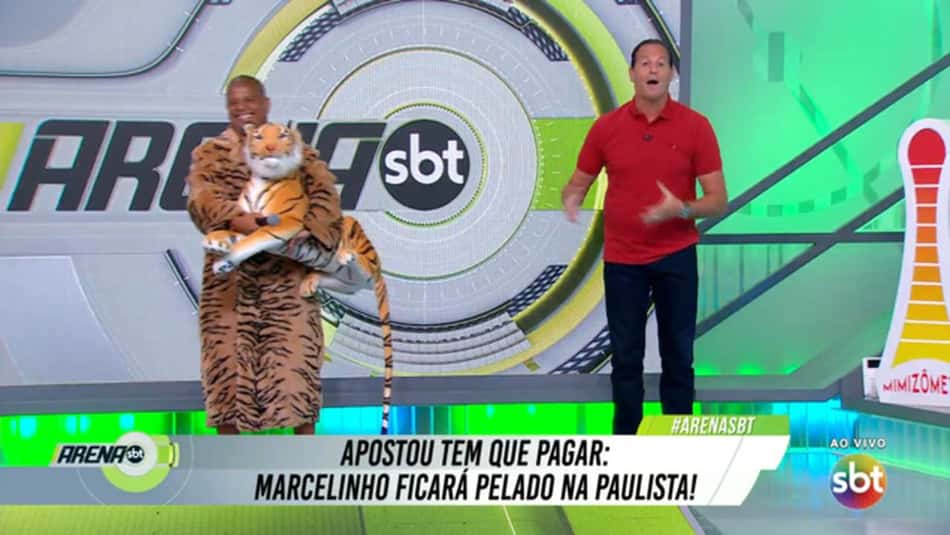 Promessa paga! Marcelinho corre de sunga na Paulista e usa roupão de tigre após derrota do Palmeiras