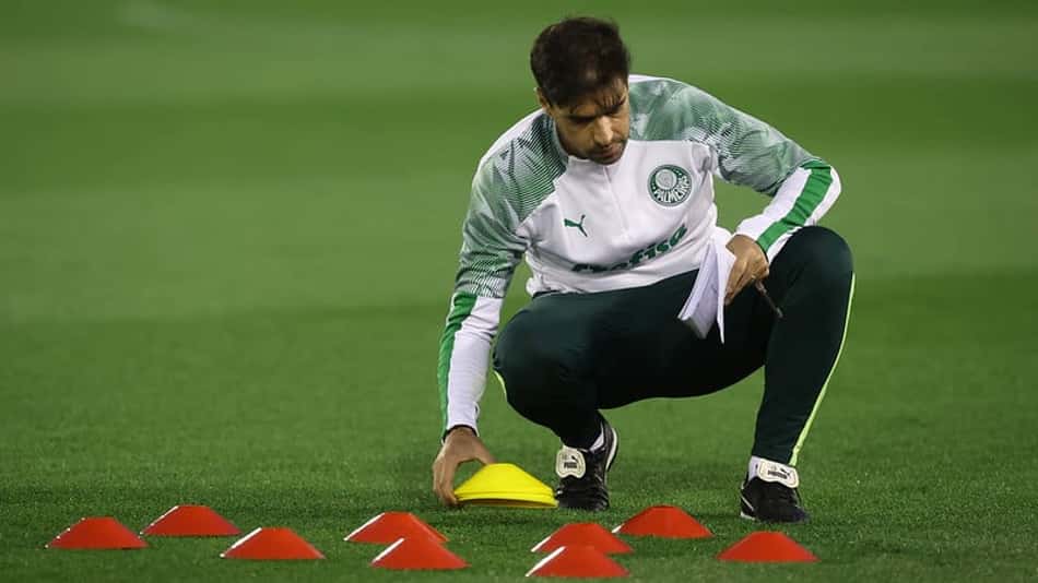 Desde que assumiu o Palmeiras, Abel Ferreira esteve ausente em 15% dos jogos