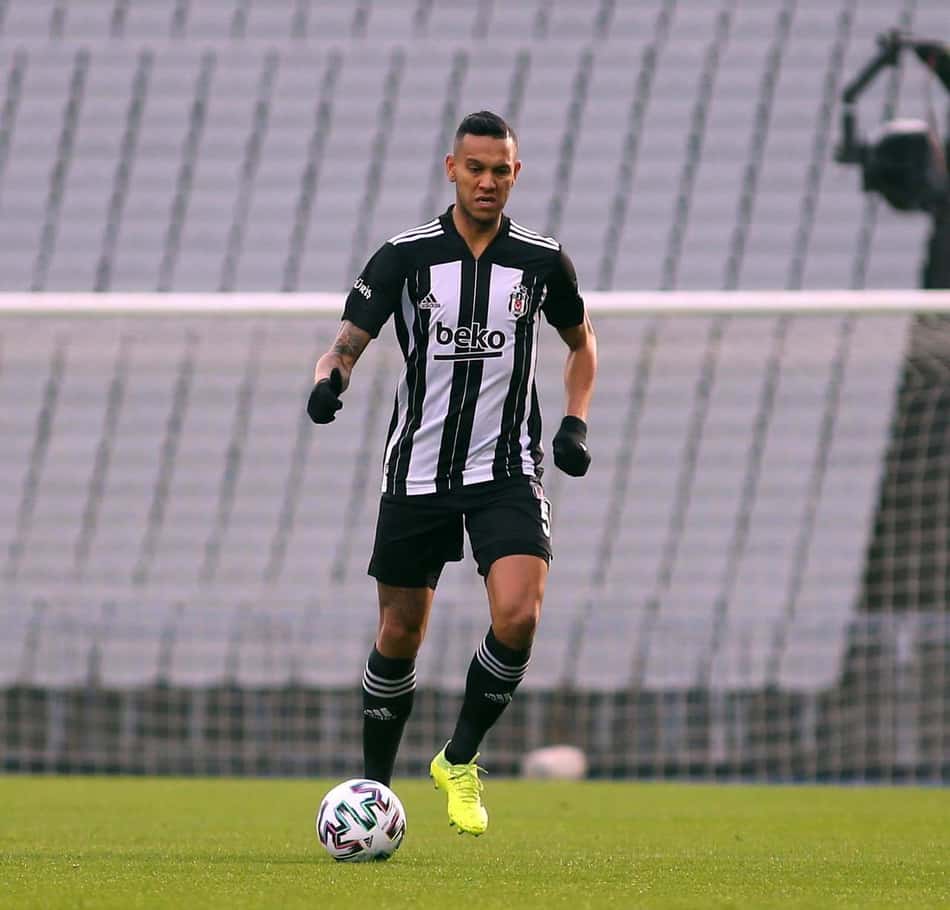 Souza, do Besiktas, revela sondagem recente do Botafogo e fala sobre reestruturação do clube