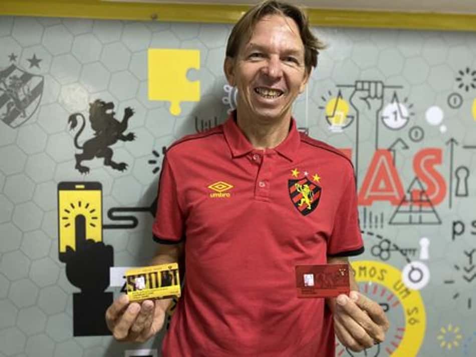 Vencedor do FIFA Fan Award ganha título de sócio benemérito do Sport
