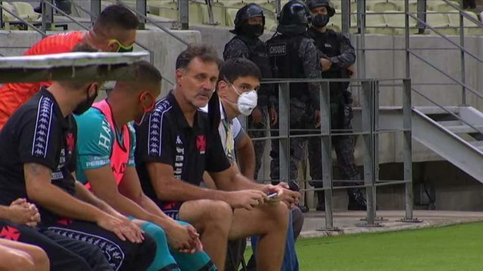 Árbitro encontra celular de ídolo do Vasco em campo e interrompe partida contra Fortaleza
