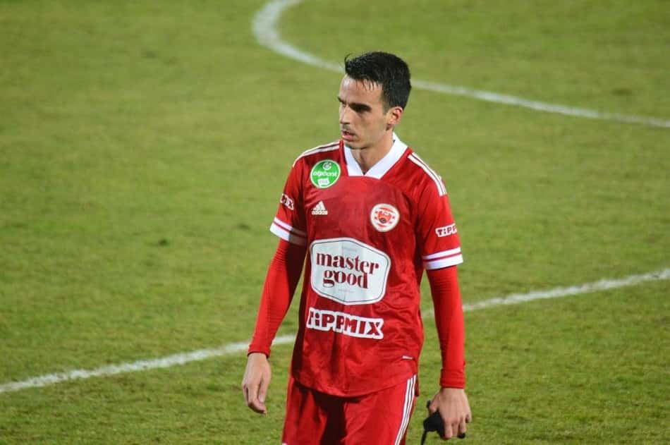 Matheus Leoni comemora liderança do Kisvarda na primeira divisão da Hungria