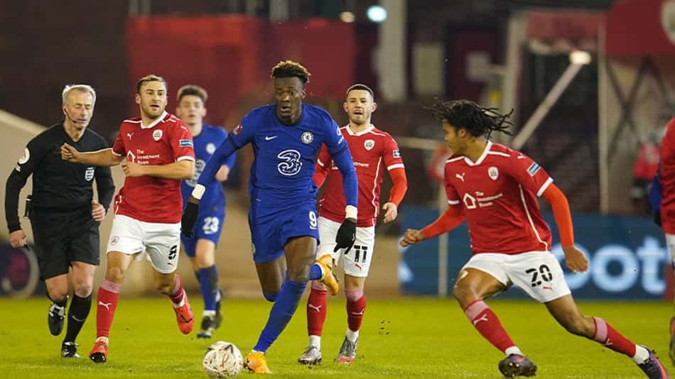 Torcedor é banido por jogar rolo de salsicha em segurança na Inglaterra
