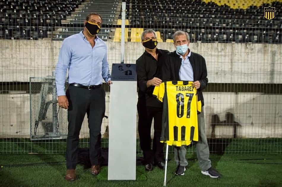Técnico da seleção uruguaia é homenageado pelo Peñarol