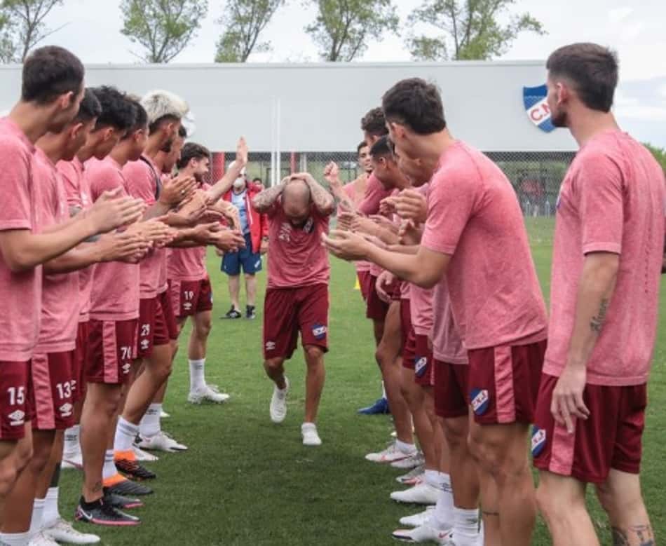 D'Alessandro é 'batizado' pelos companheiros do Nacional; Confira