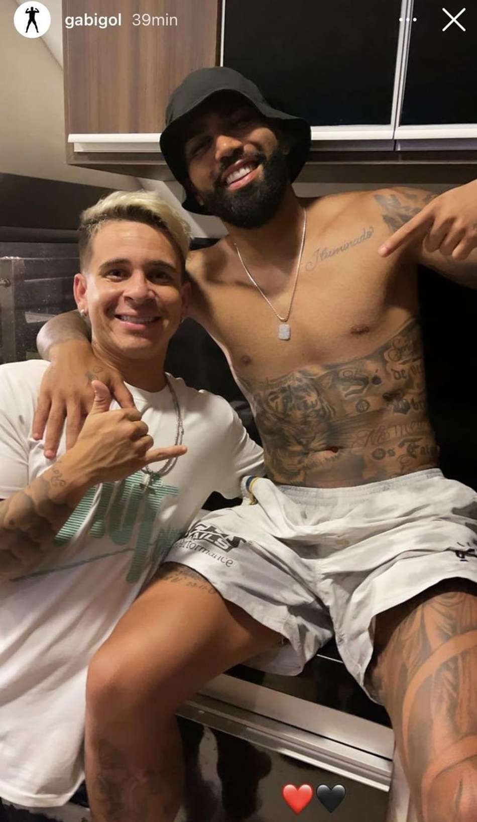 Gabigol posta foto com Soteldo e as cores do Flamengo e agita a internet