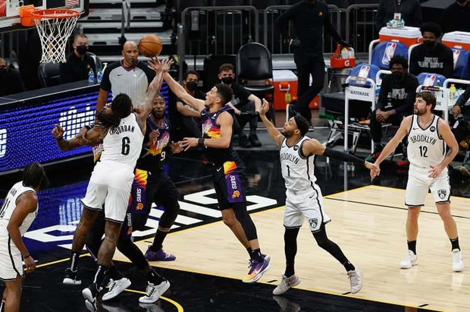 Harden e Booker são eleitos melhores de fevereiro na NBA