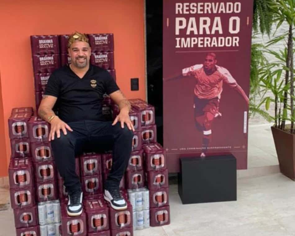 Adriano recebe 'trono de chope' de cervejaria em seu aniversário e brinca: 'Nem cavalo aguenta'