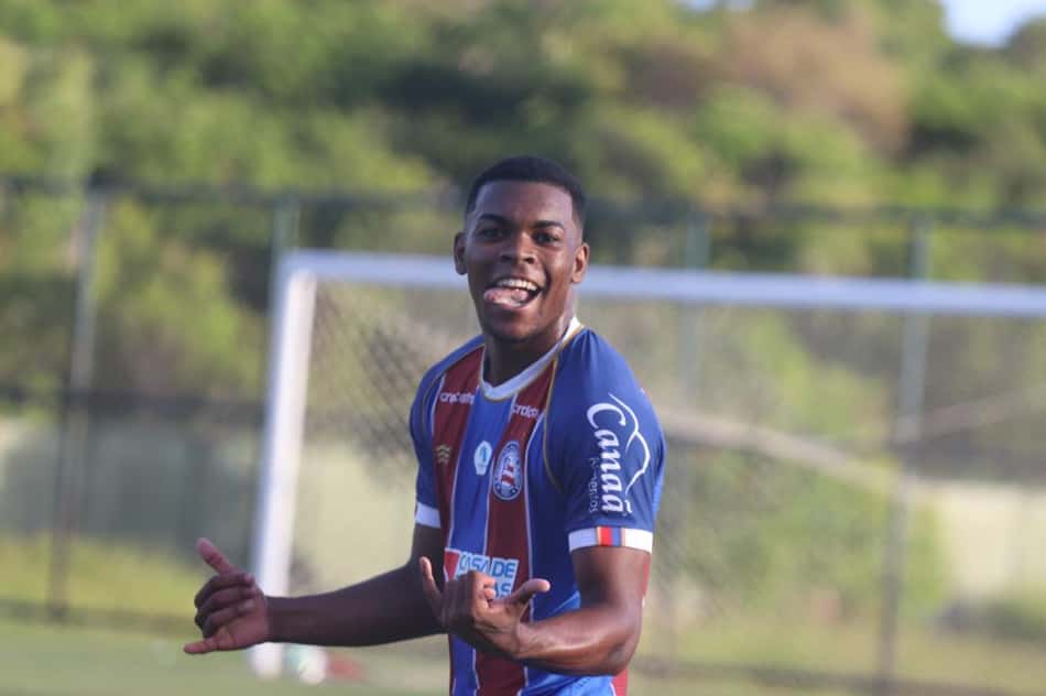 Ronaldo comemora primeiro gol como profissional pelo Bahia