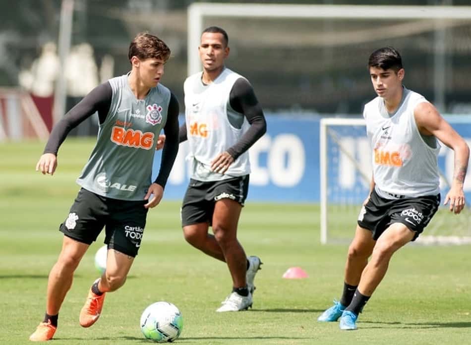 Corinthians treina em campo reduzido e trabalha finalizações de olho no Vasco