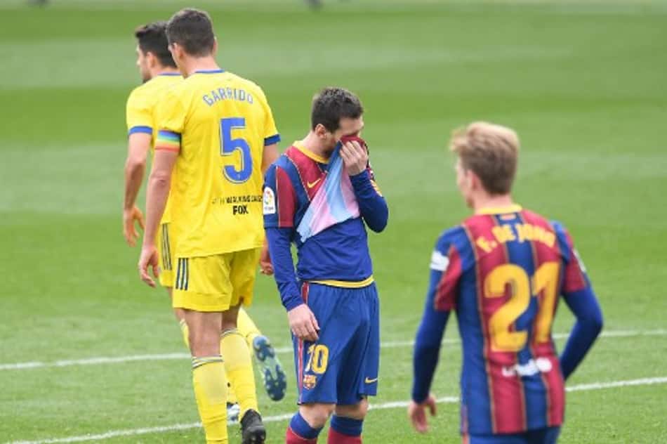 Messi marca de pênalti, mas Barcelona entrega empate no final ao Cádiz