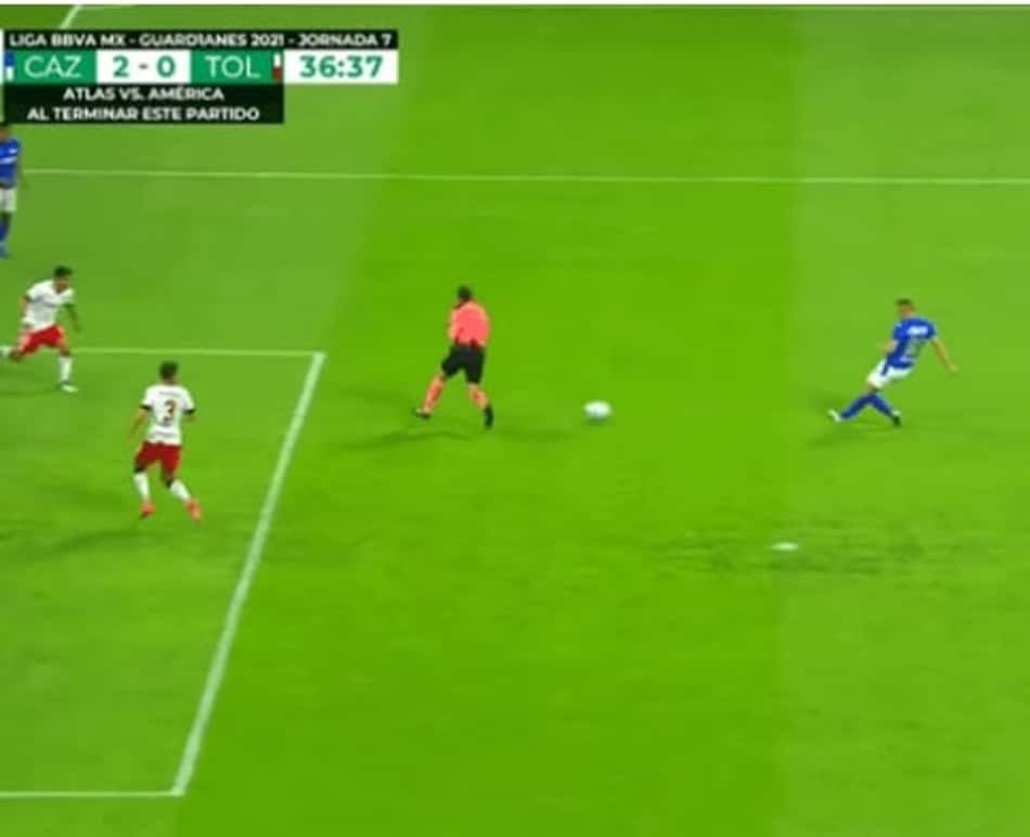 Inacreditável! Juiz ataca de zagueiro e impede gol de equipe; Assista