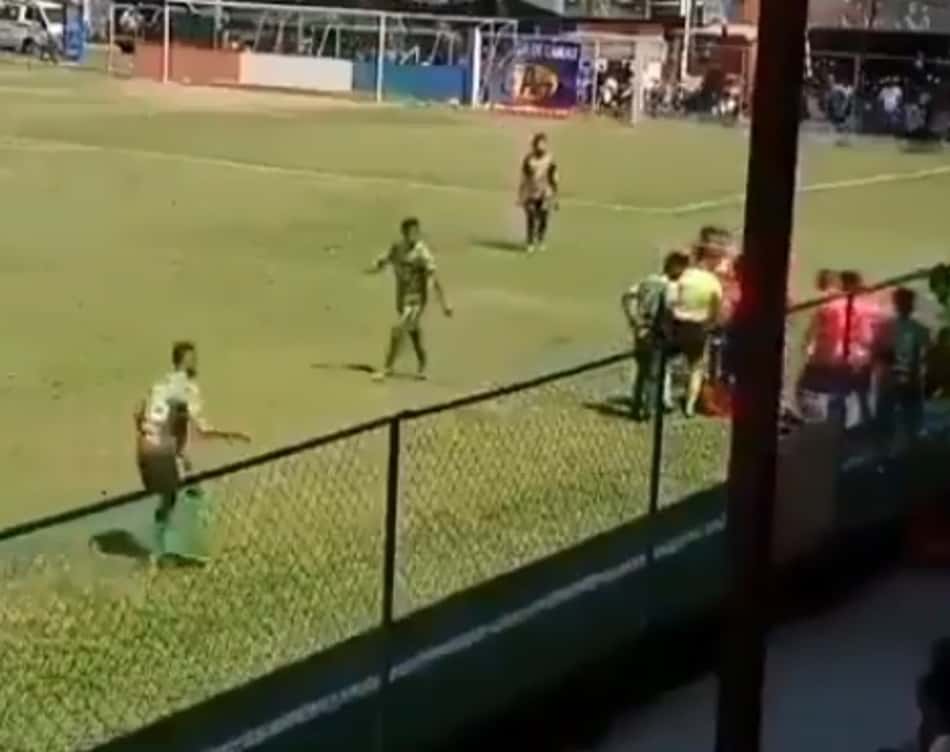 Bizarro! Jogador finge ser atingido por objeto da arquibancada e irrita rivais; Veja