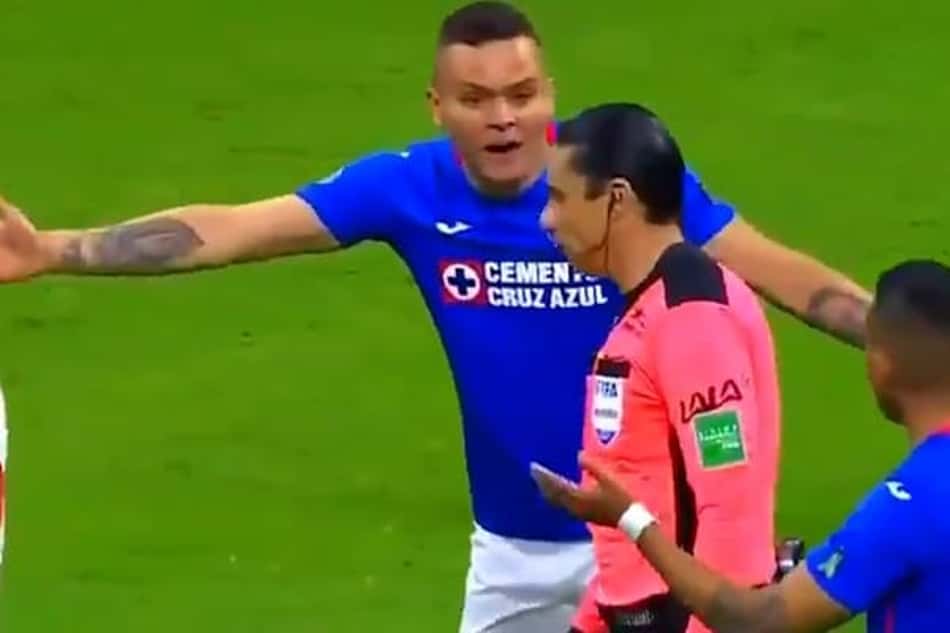 Na Liga MX, gol é evitado por corte providencial do… árbitro?