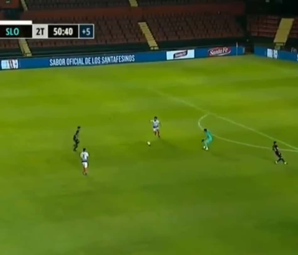 Goleiro e zagueiro cometem falha bizarra em gol na Argentina; Assista