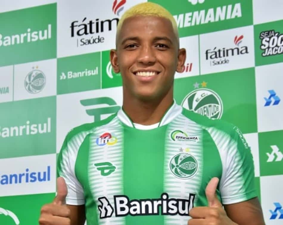 Atacante Yago Oliveira é apresentado ao Juventude