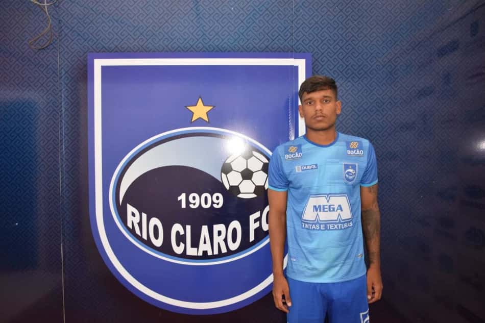 Cria do futebol carioca, volante é contratado pelo Rio Claro-SP