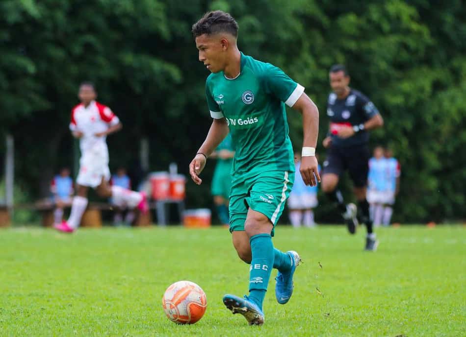 Promessa do Goiás assina primeiro contrato profissional e pode reforçar equipe no Goianão