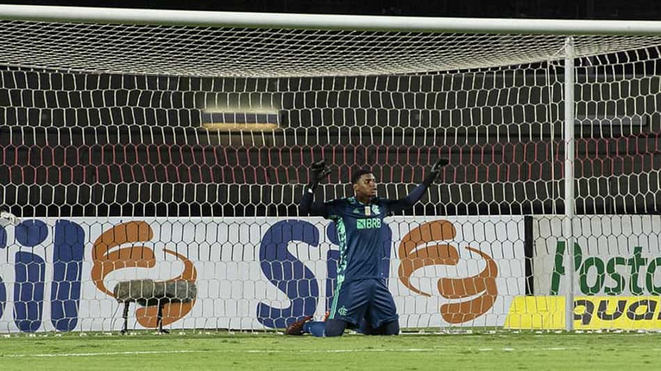 Hugo vive noite de pesadelo, mas faz história por ser o goleiro mais jovem a vencer o Brasileiro pelo Flamengo