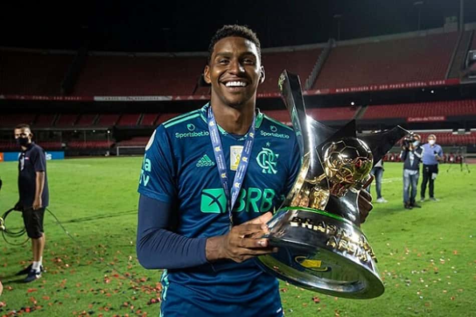 Hugo Souza, do Flamengo, enviará camisa a Bruninho, torcedor de nove anos do Santos que foi hostilizado