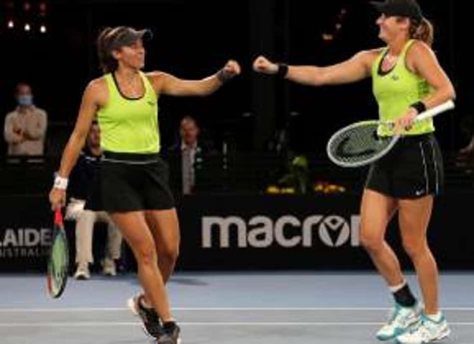 Luisa Stefani e Hayley Carter comemoram ponto em Adelaide