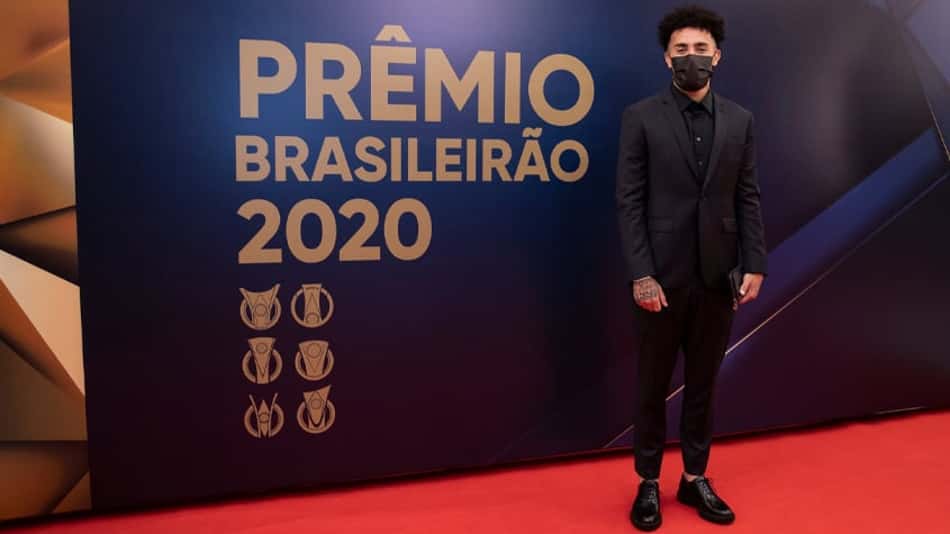 Claudinho, do Red Bull Bragantino, domina festa do Prêmio Brasileirão: artilheiro, craque e revelação